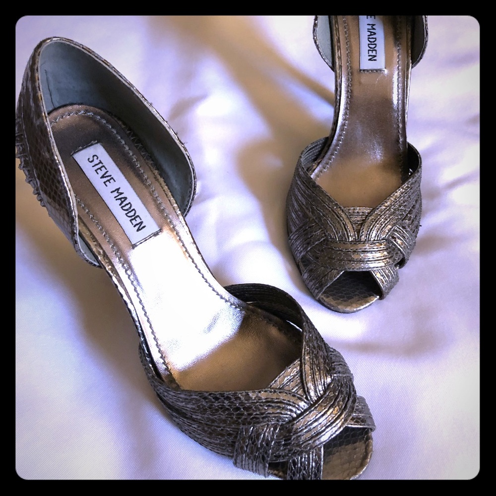Pewter metallic pumps